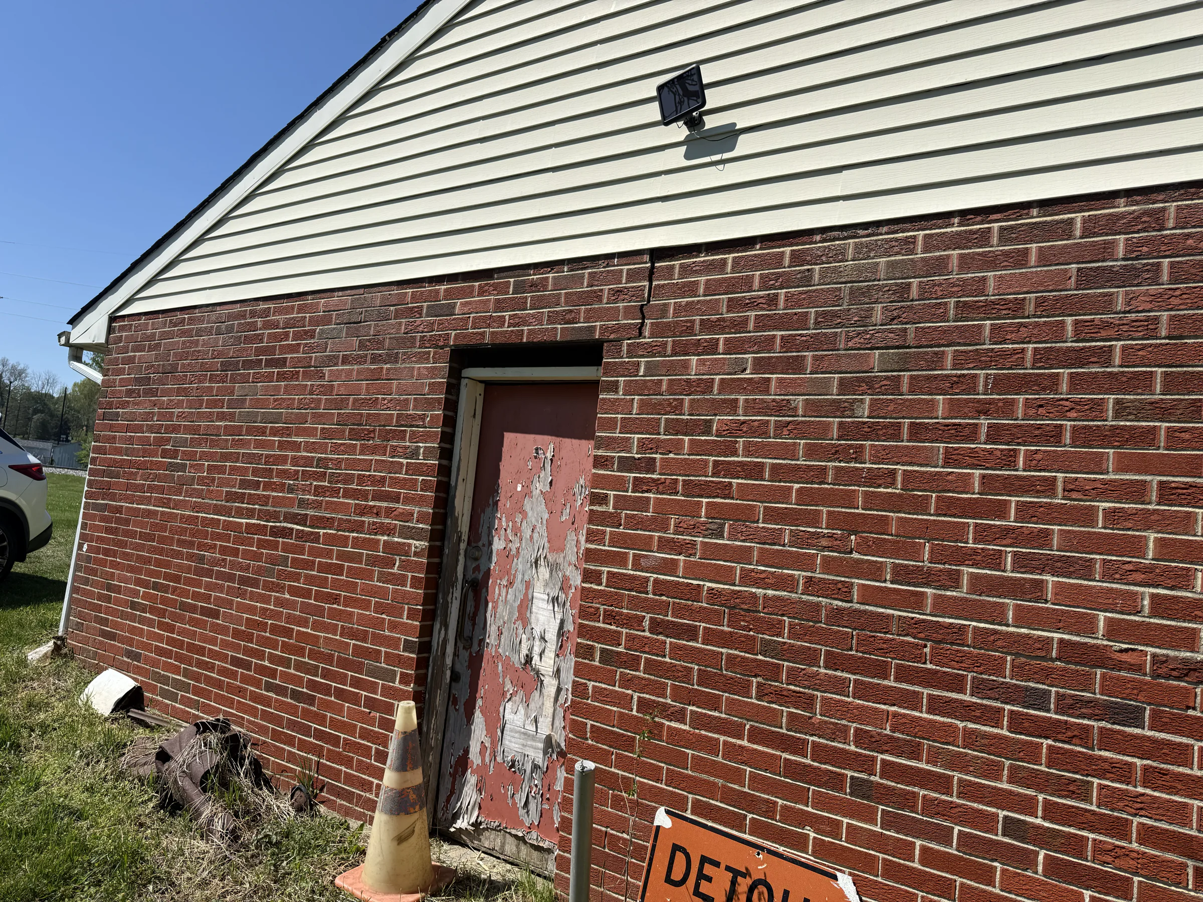 Garage left end w cracked brick